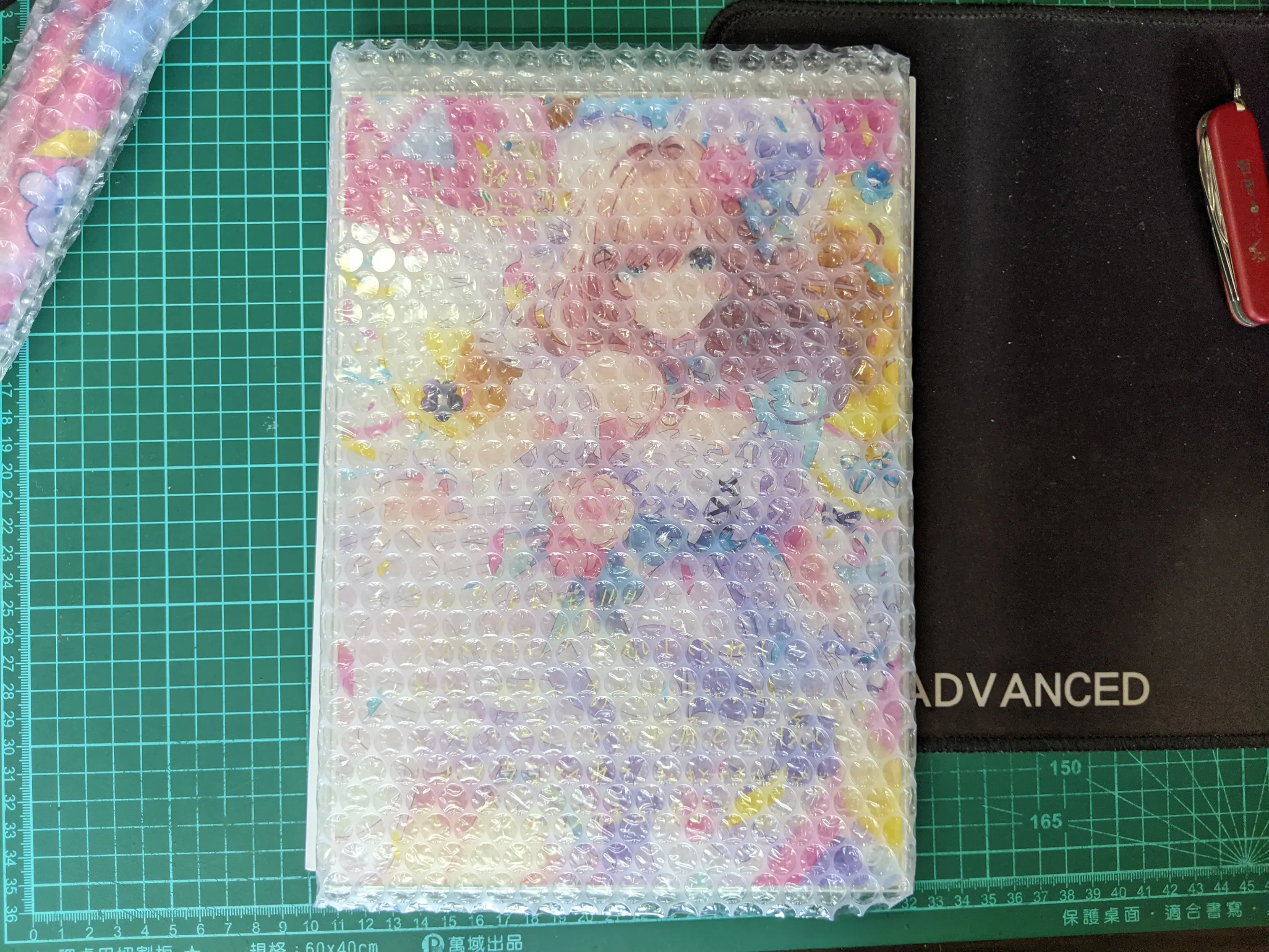 包著泡泡紙的畫板
